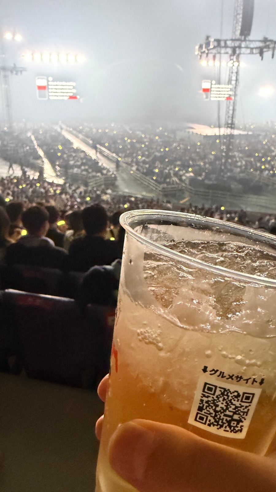 開演前の会場。ドリンク片手に
